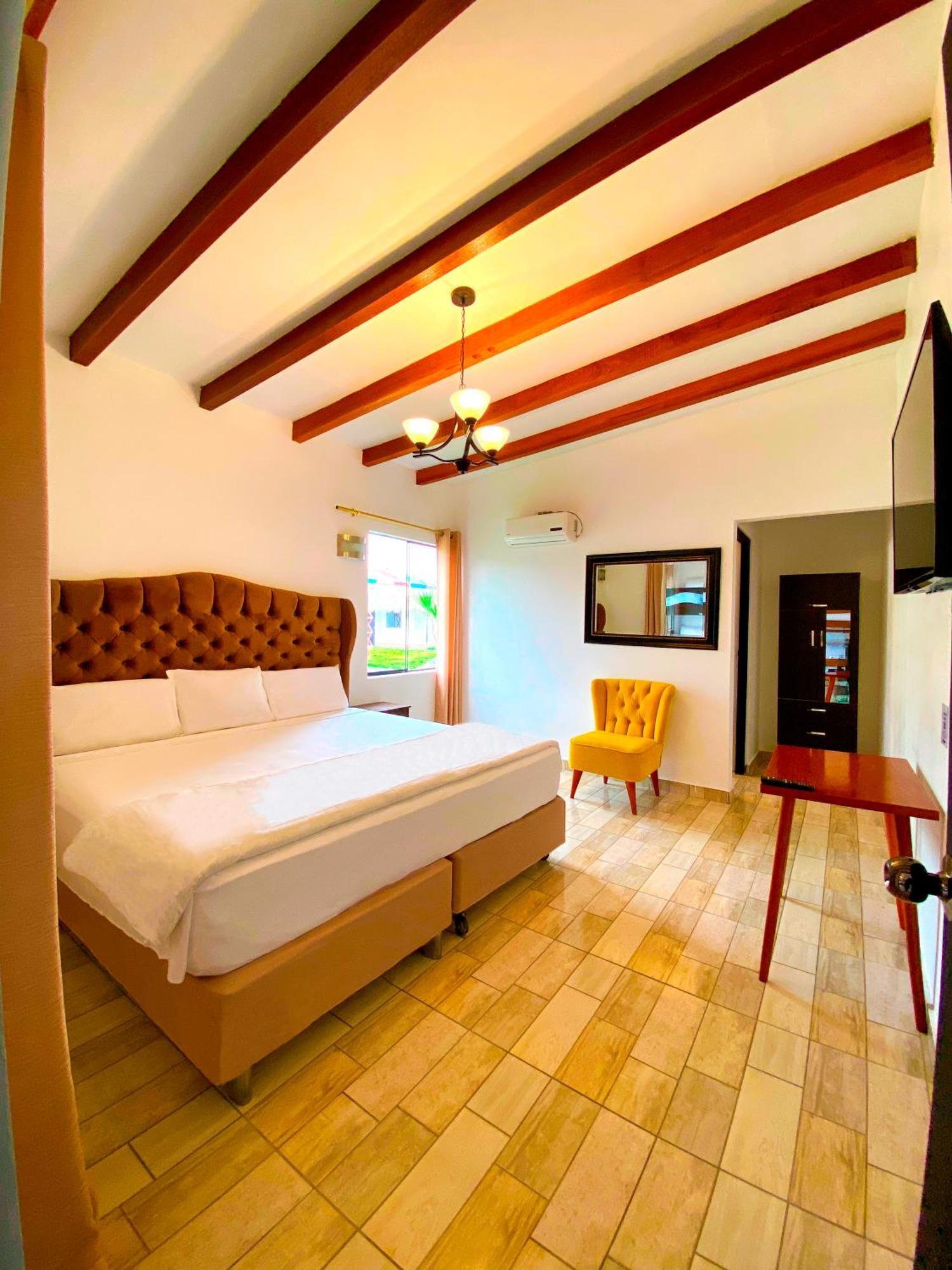 Hotel Resort Thiago Чинча Алта Екстериор снимка